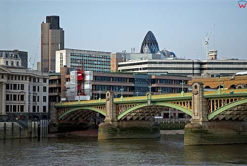 Londyn. Most Southwark Bridge z panoramą na Londyn City.